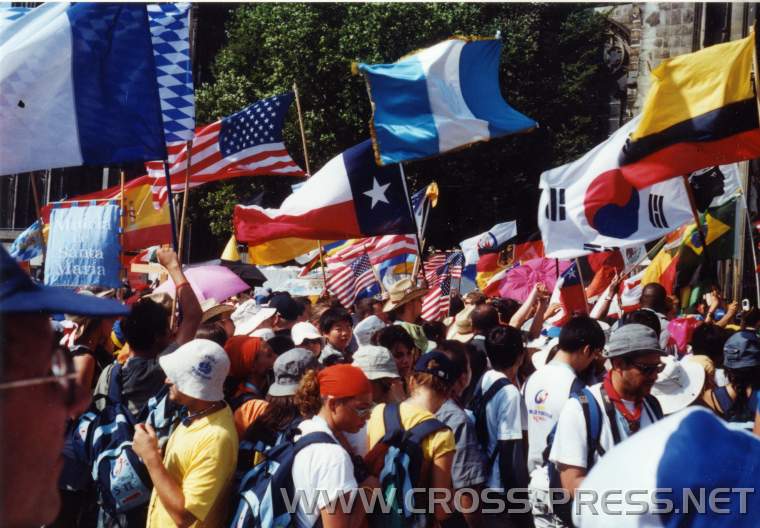 2005.08.18.-menschen mit fahnen Menschen aus vielen Nationen mit ihren Fahnen.